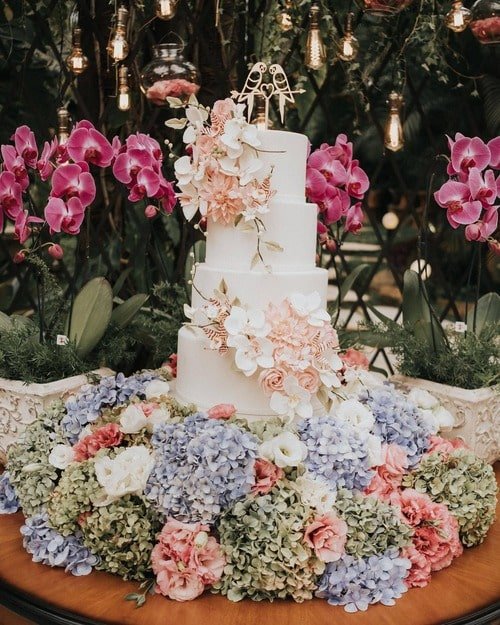 Bolo de casamento com pássaros